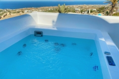 Private heated jacuzzi with unlimited view