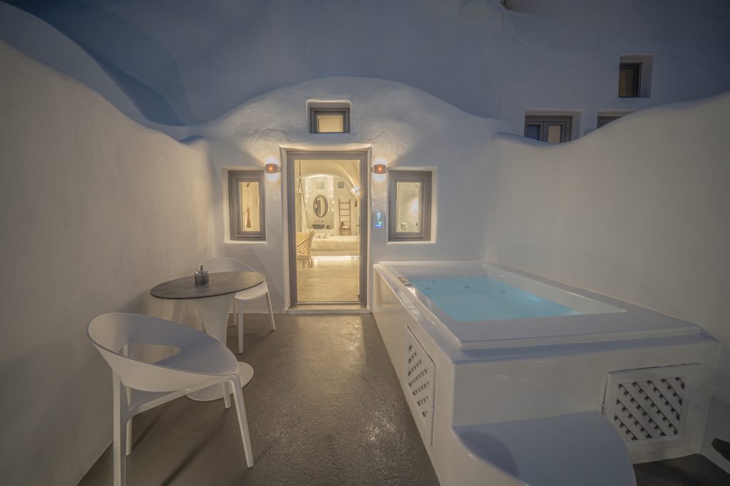 luxury suites santorini